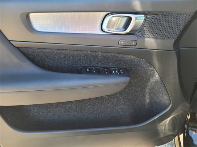 Used 2019 Volvo XC40 T5 Momentum image 18