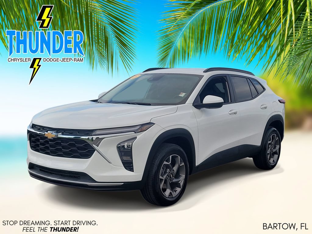 Used 2025 Chevrolet Trax LT FWD image 2