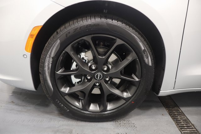 New 2026 Chrysler Pacifica Limited image 24