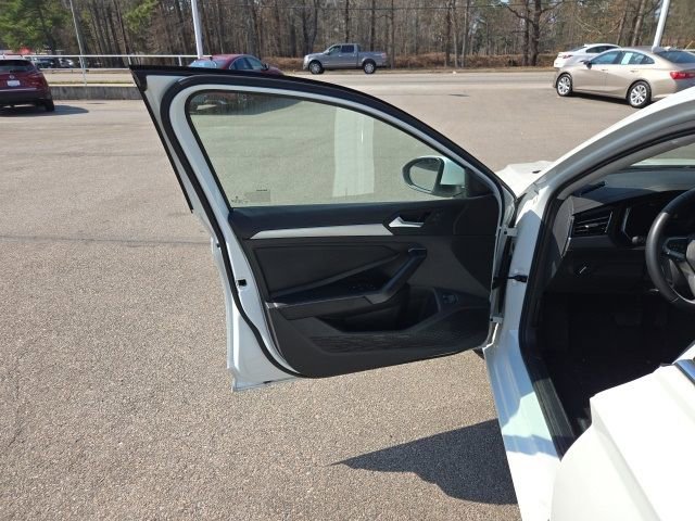Used 2024 Volkswagen Jetta SE w/ Panoramic Sunroof Package image 10