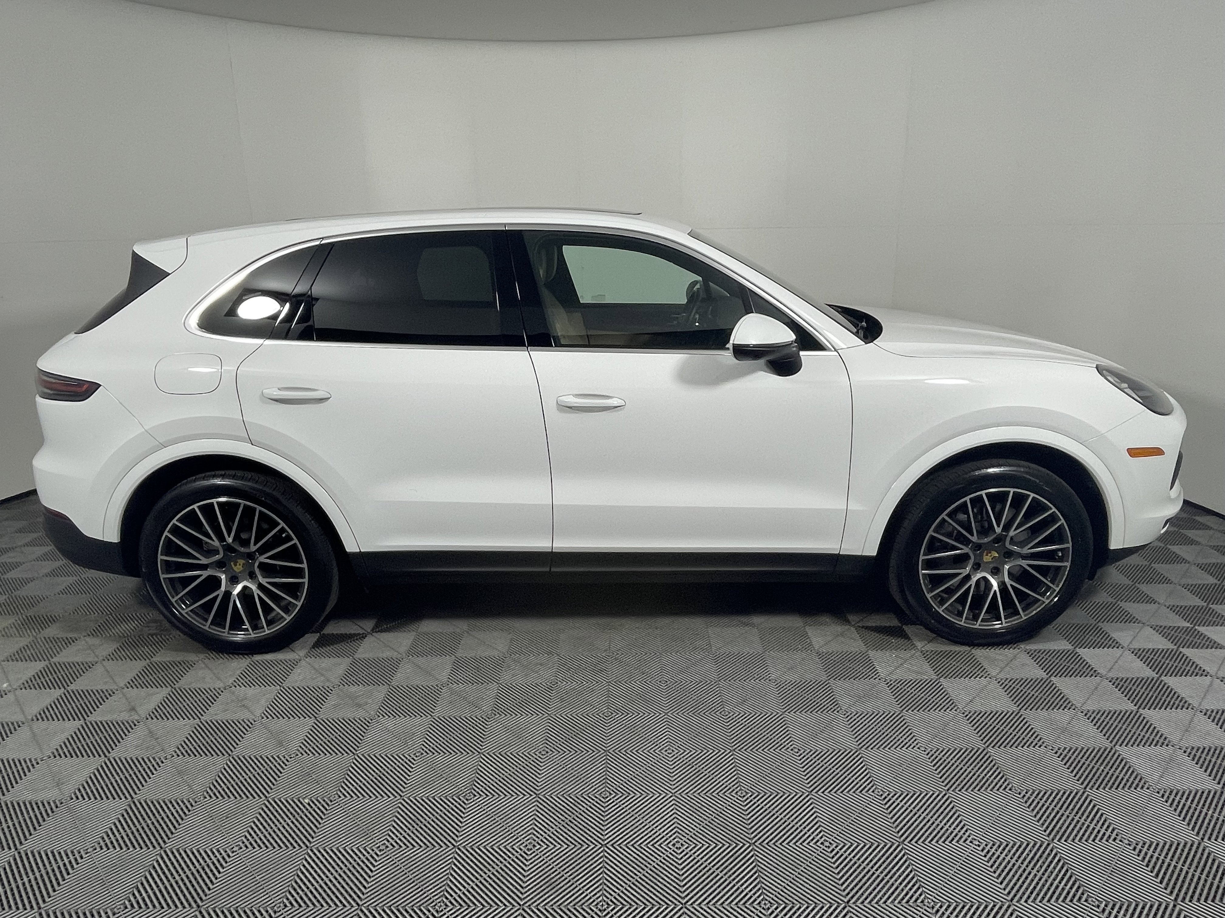 Used 2023 Porsche Cayenne image 8