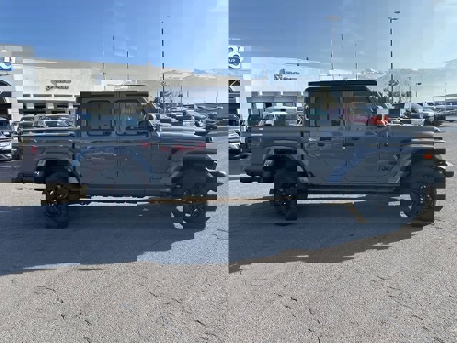 Used 2022 Jeep Gladiator Sport image 3