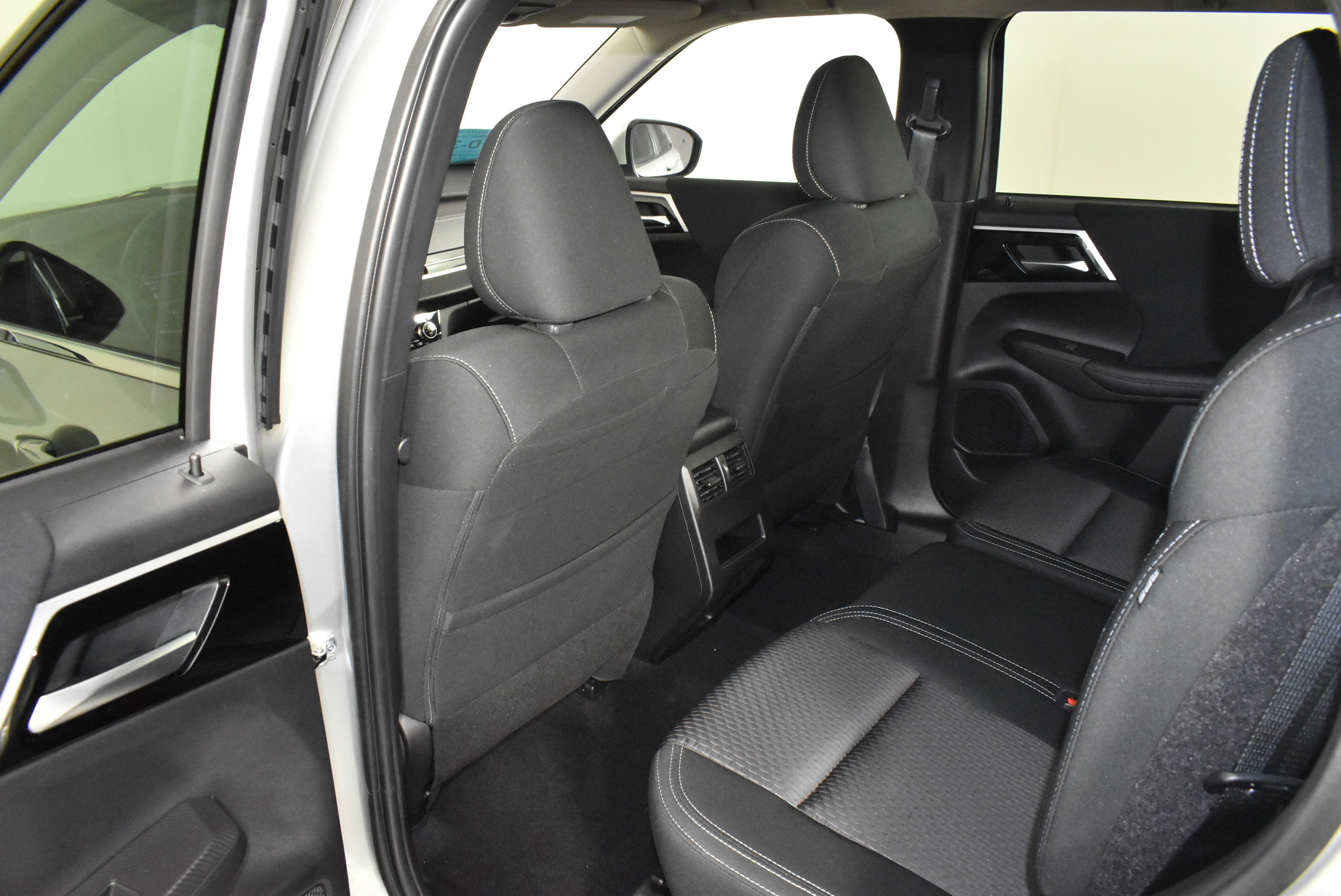 Used 2024 Mitsubishi Outlander ES image 47