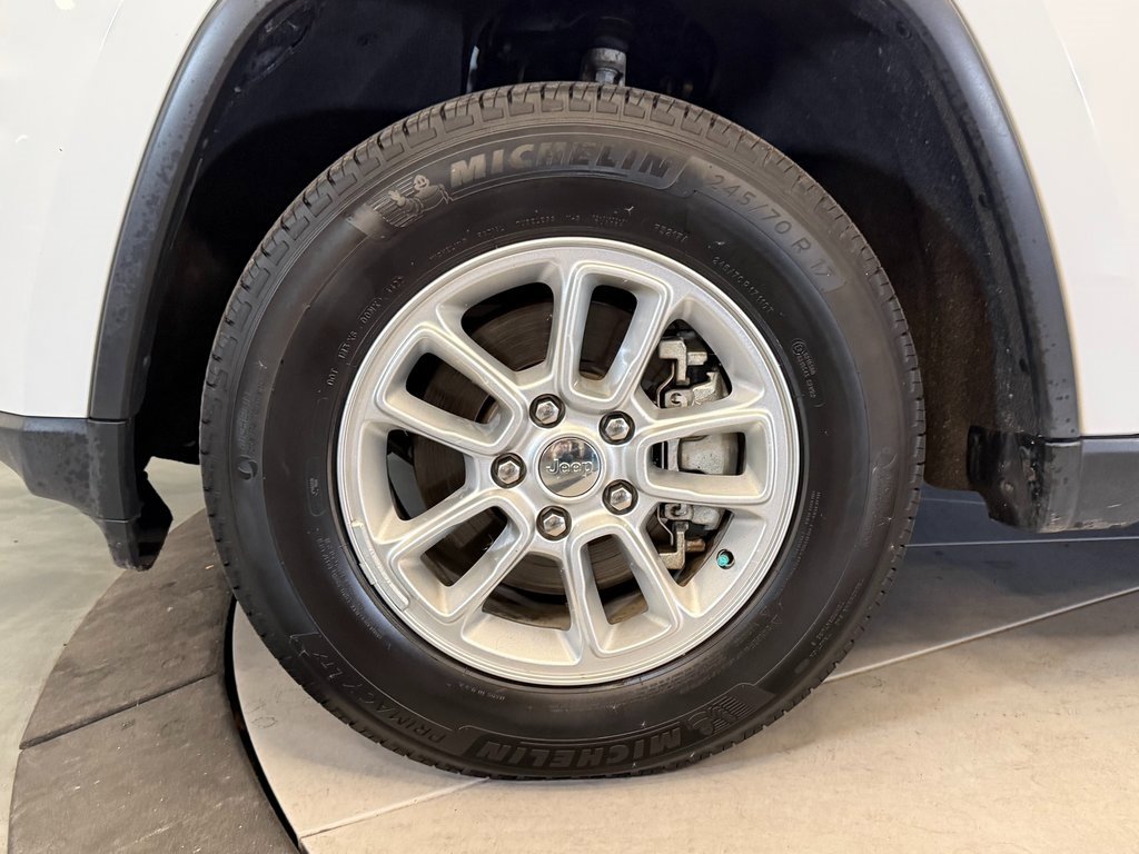 Used 2018 Jeep Grand Cherokee Laredo image 24