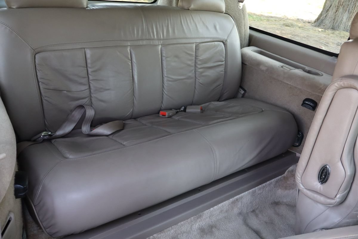 Used 1999 GMC Suburban 4WD w/ Convenience Group image 21