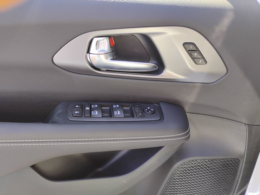 New 2026 Chrysler Pacifica Select image 21