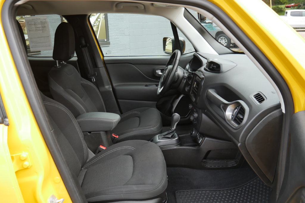 Used 2023 Jeep Renegade Latitude w/ Premium Group AWD/4WD image 8