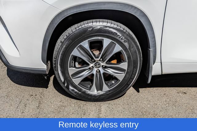 Used 2023 Toyota Highlander XLE AWD/4WD image 13