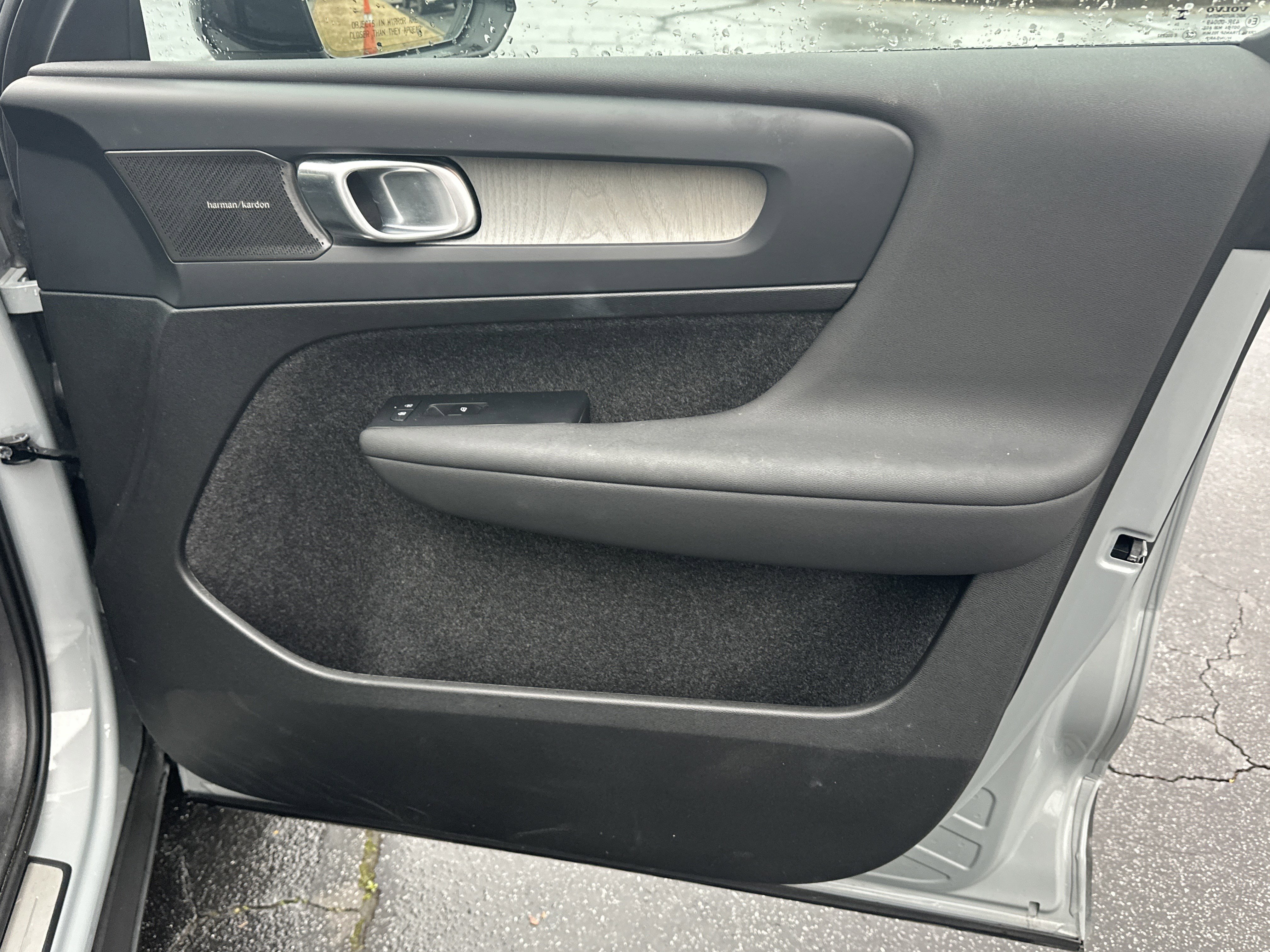 Used 2025 Volvo XC40 B5 Ultra image 17