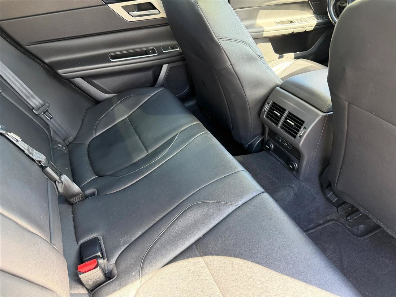 Used 2018 Jaguar XF Premium RWD image 36