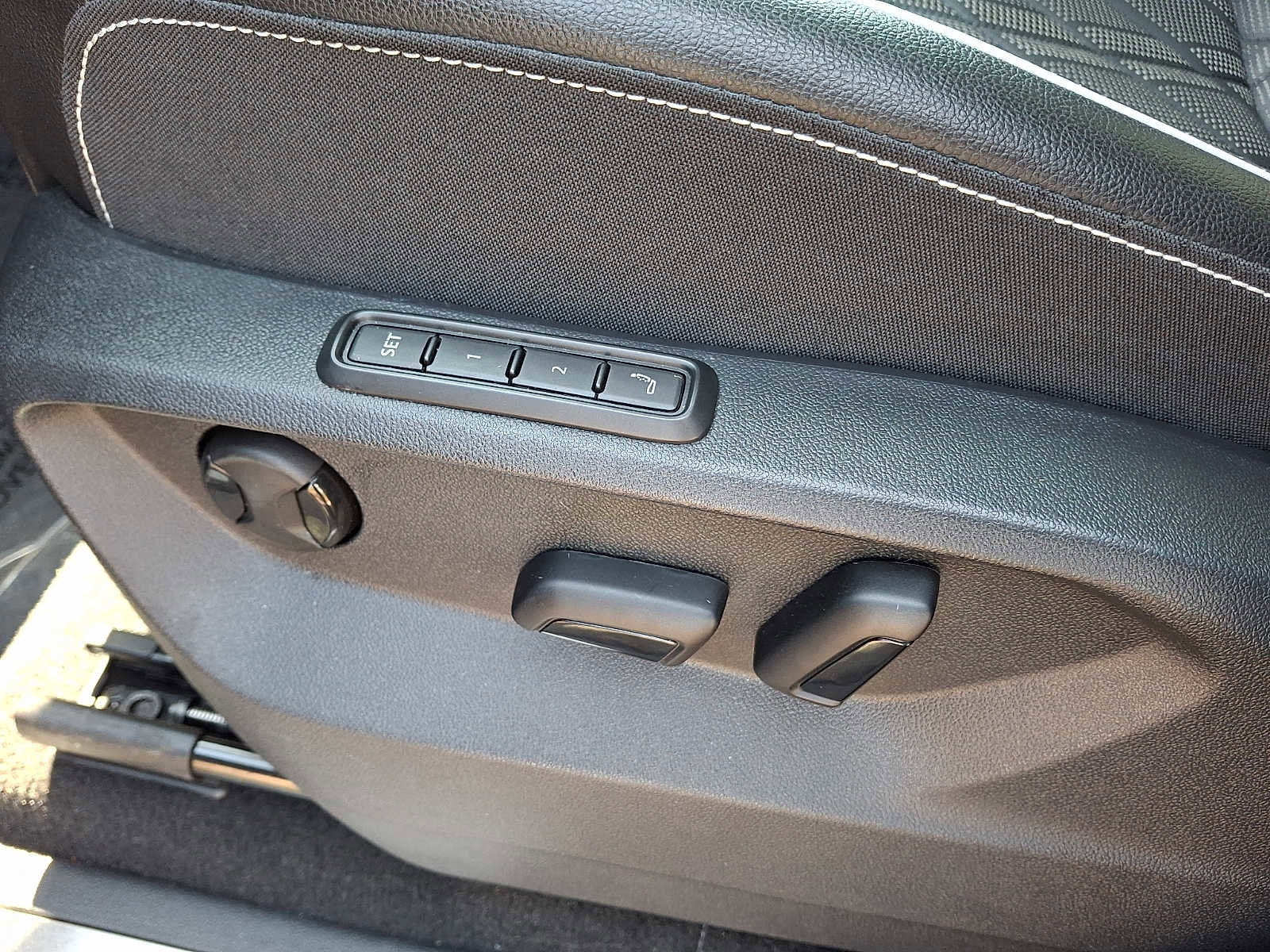 Used 2025 Volkswagen Atlas SEL Premium R-Line image 12