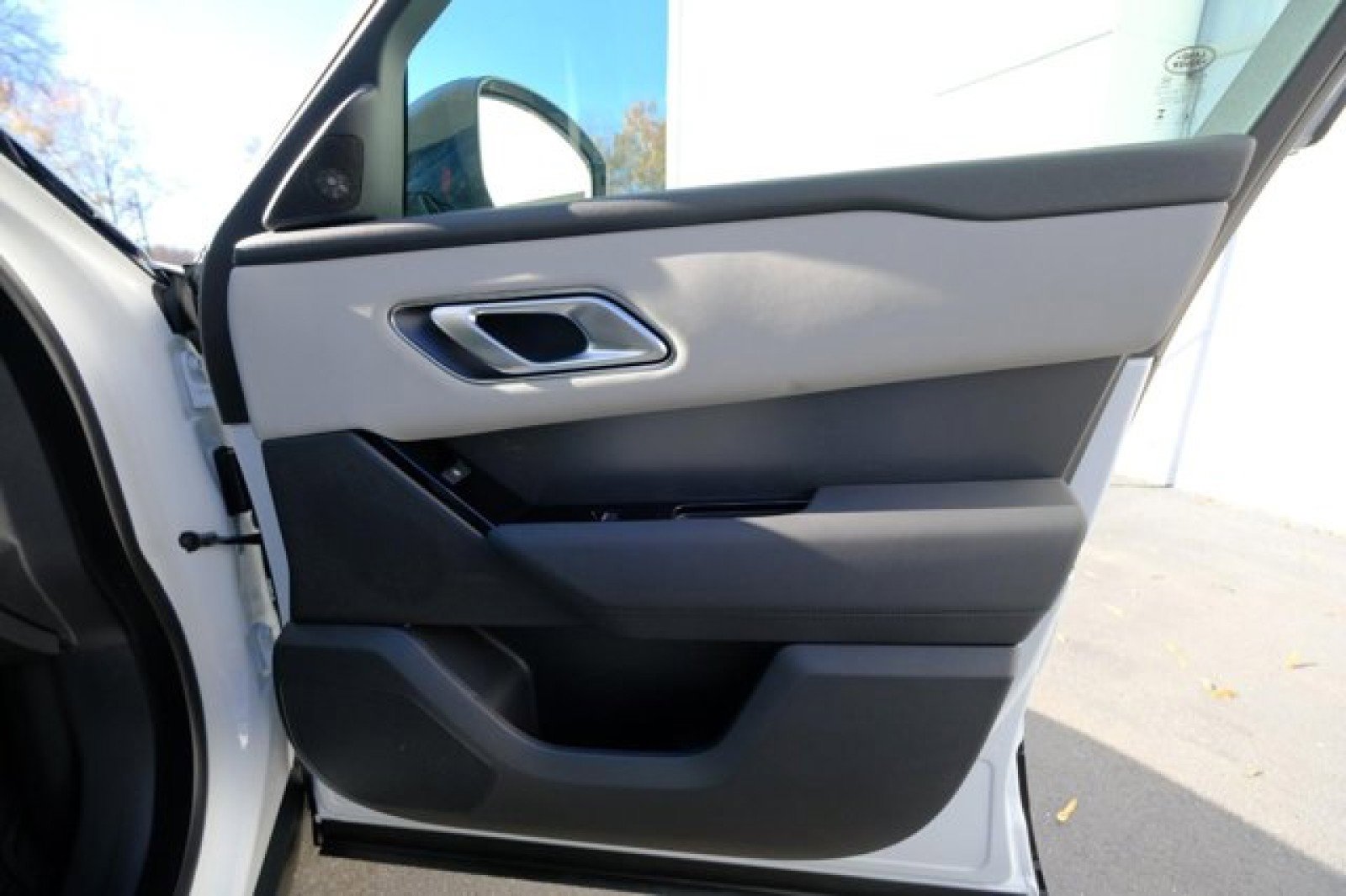 New 2025 Land Rover Range Rover Velar Dynamic SE image 18