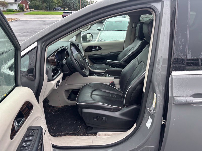 Used 2022 Chrysler Pacifica Limited FWD image 11