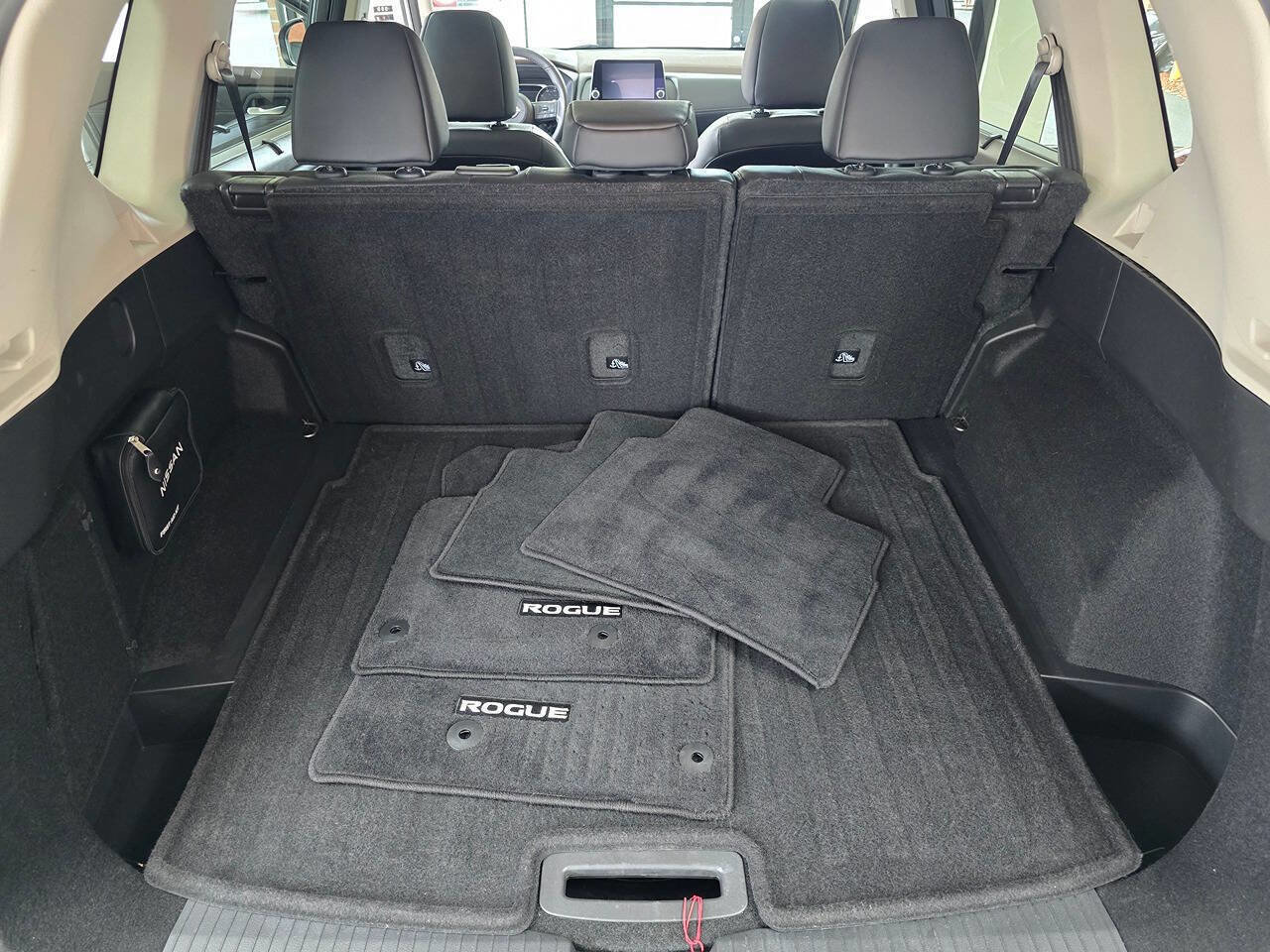 Used 2023 Nissan Rogue SV w/ SV Premium B Package image 27