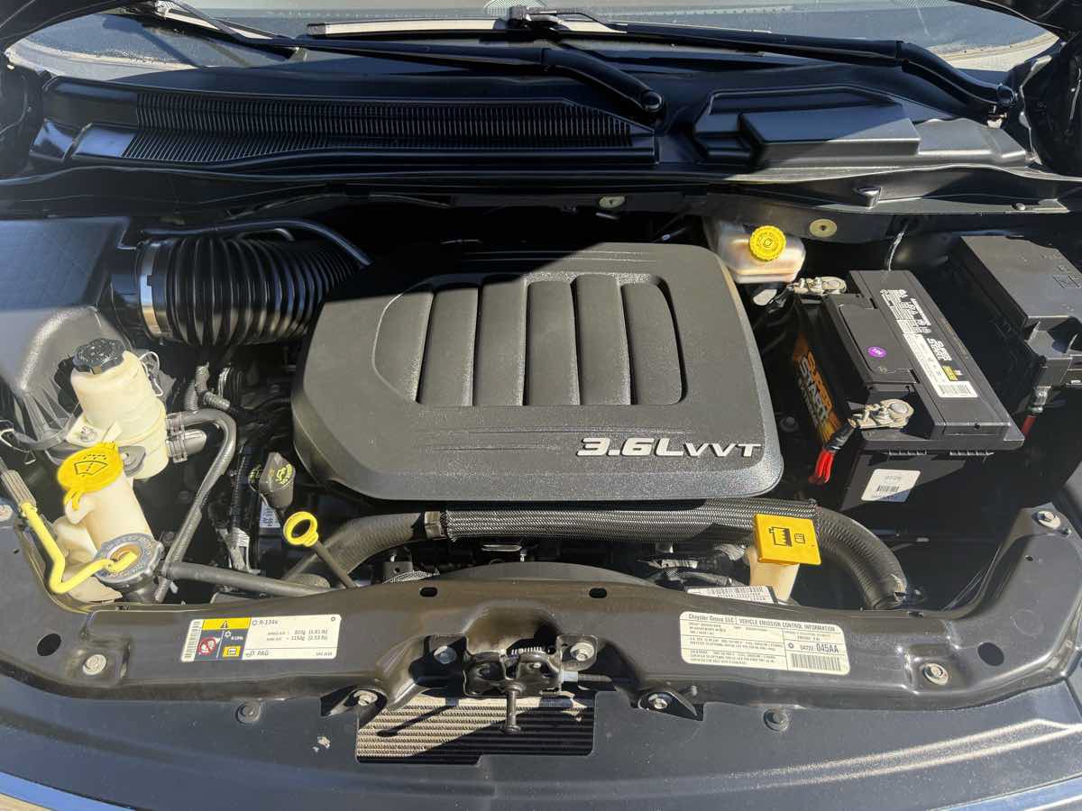 Used 2013 Chrysler Town & Country Touring-L w/ Driver Convenience Group FWD image 27