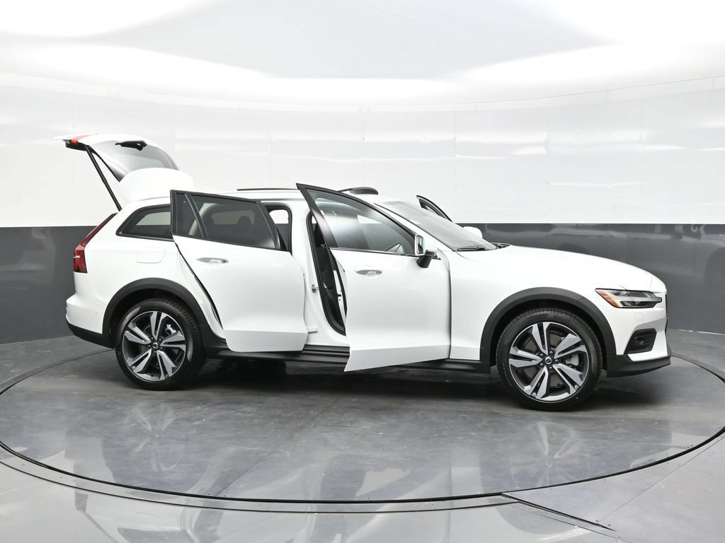 New 2026 Volvo V60 B5 Cross Country Plus w/ Protection Package Premier AWD/4WD image 43