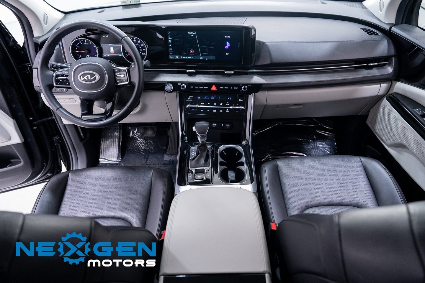 Used 2024 Kia Carnival EX image 11