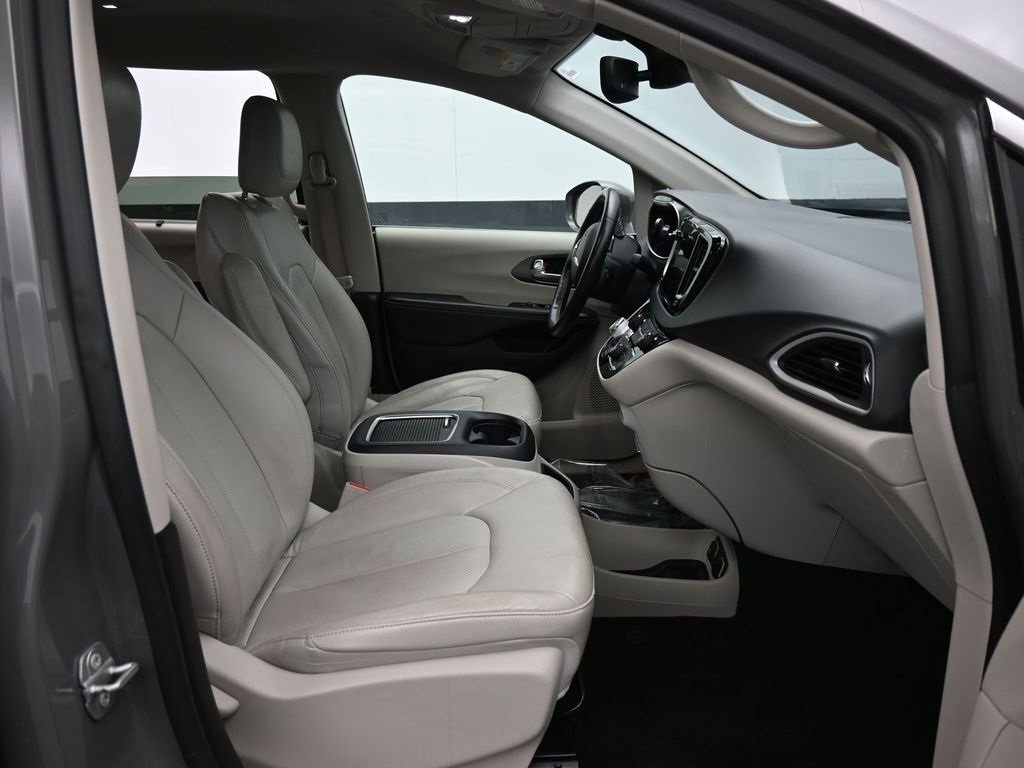 Used 2021 Chrysler Pacifica Touring-L image 41