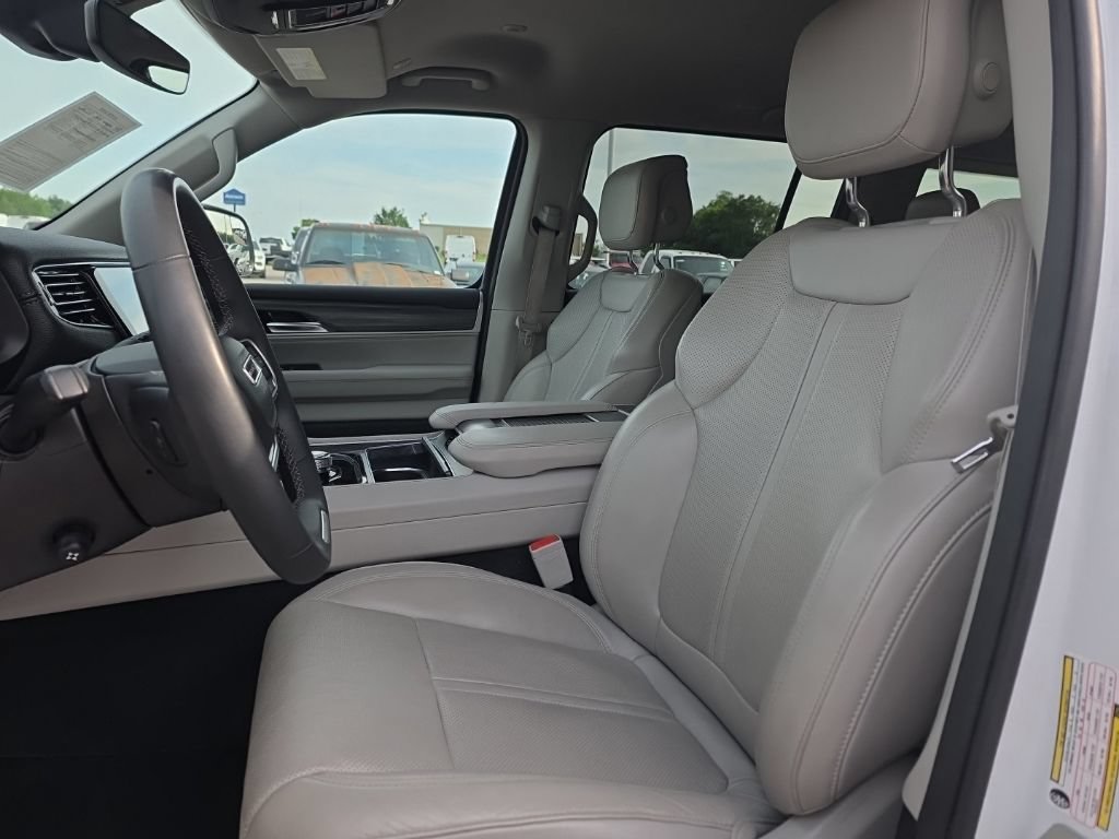 Used 2024 Jeep Wagoneer L Series II w/ Flexible Seating Group AWD/4WD image 16
