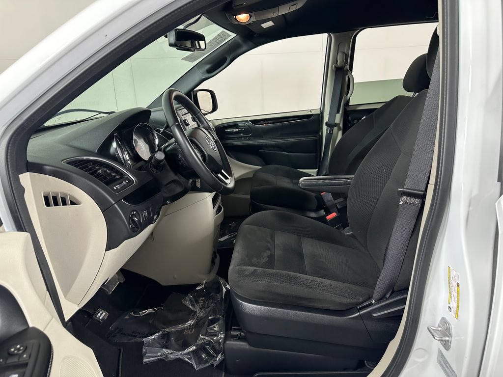Used 2016 Dodge Grand Caravan SE FWD image 16