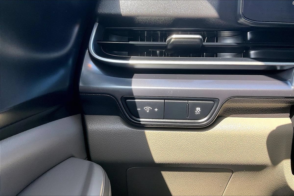 Used 2025 Kia Carnival FWD image 27