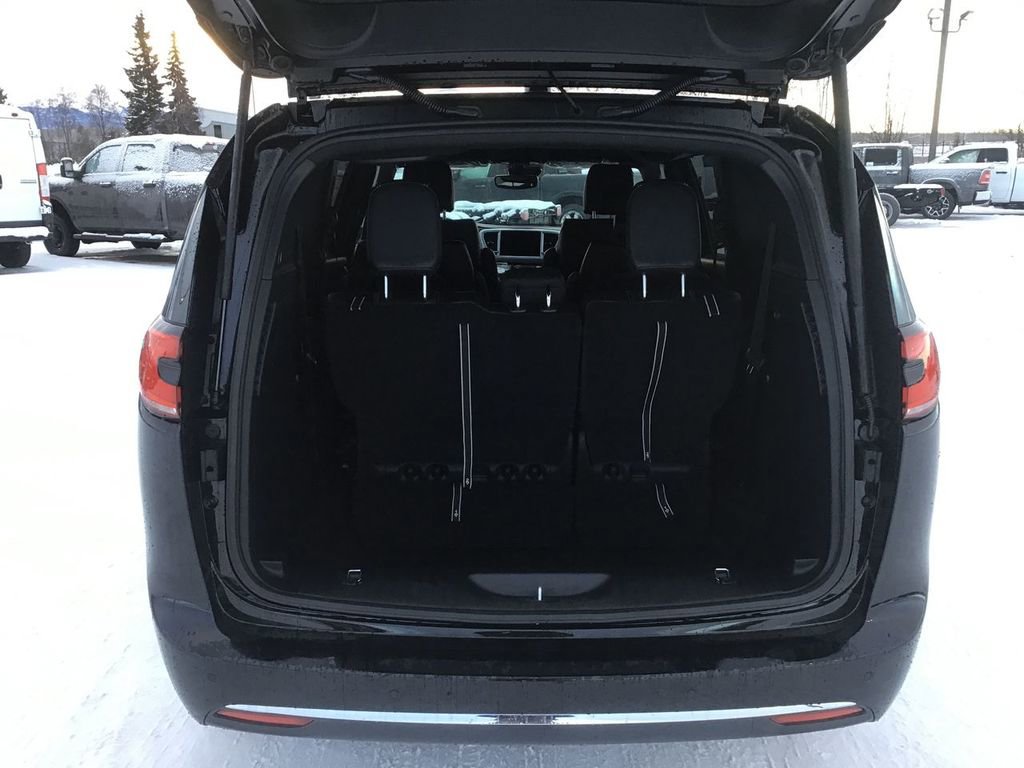 New 2026 Chrysler Pacifica Select image 11