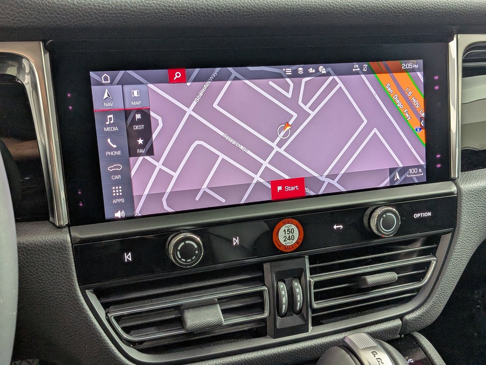 Certified 2025 Porsche Macan AWD/4WD image 18