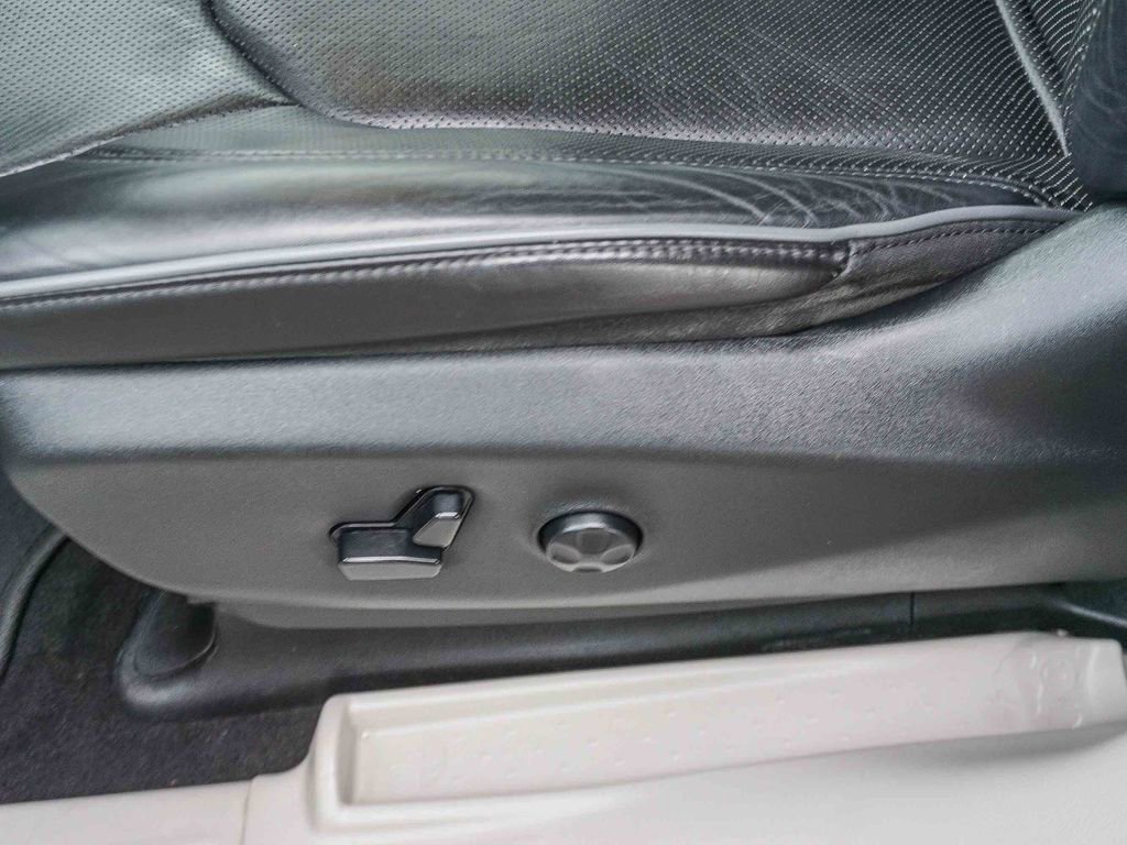 Used 2018 Chrysler Pacifica Limited FWD image 19