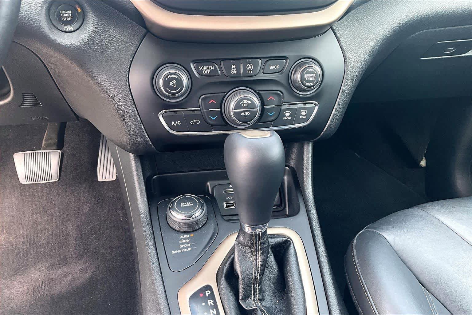 Used 2017 Jeep Cherokee Limited AWD/4WD image 33