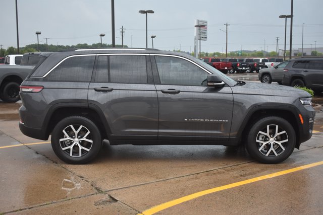 Used 2023 Jeep Grand Cherokee Limited RWD image 4