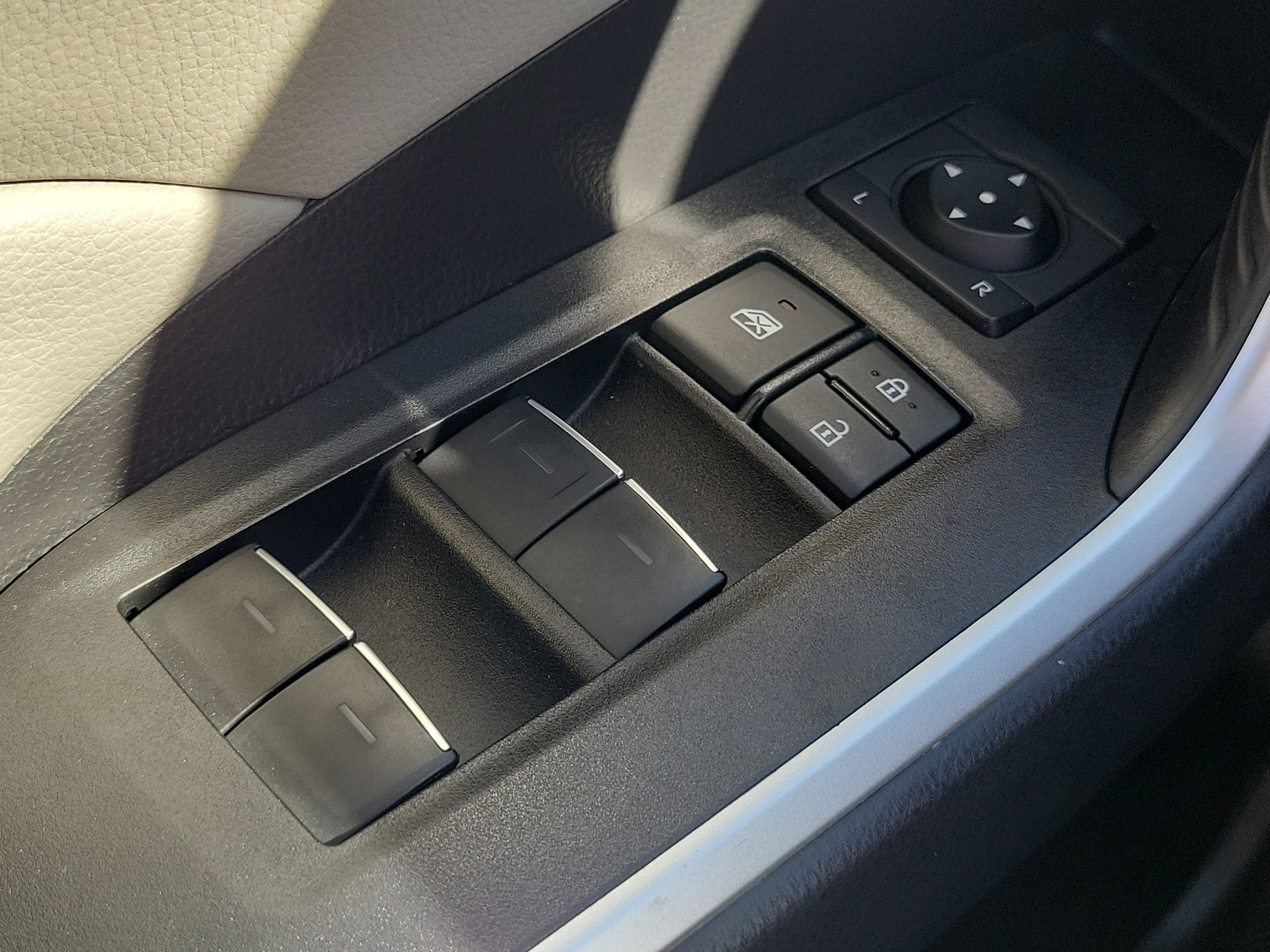 Used 2022 Toyota RAV4 XLE Premium image 25