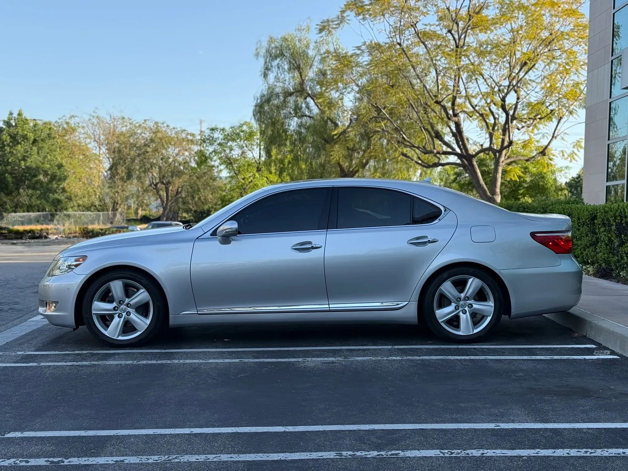 Used 2010 Lexus LS 460 RWD image 2