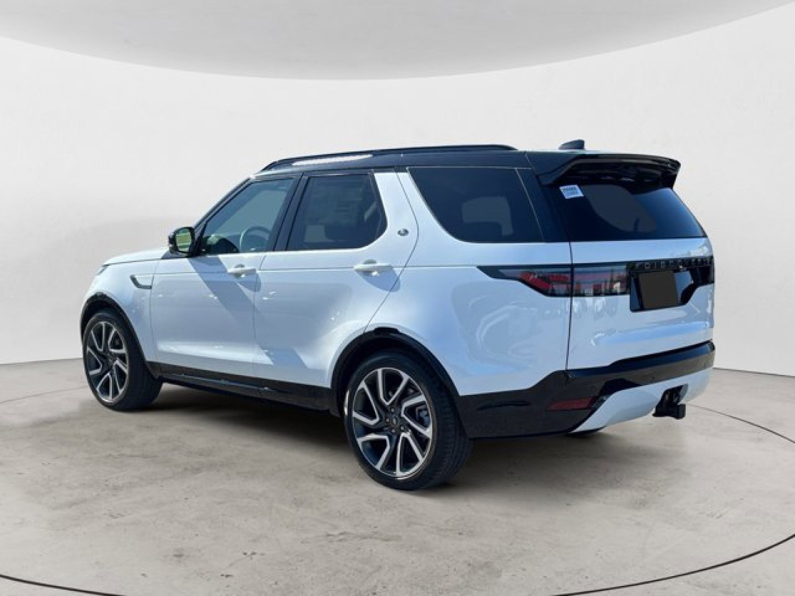 New 2025 Land Rover Discovery Dynamic SE image 6