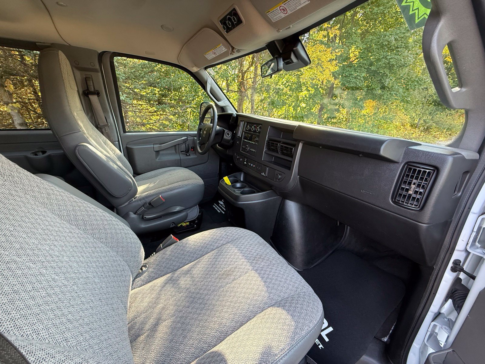 Used 2025 GMC Savana 3500 LT w/ LT Preferred Equipment Group RWD image 8
