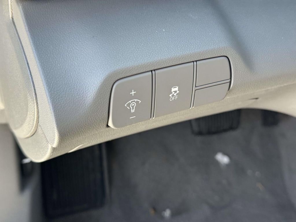 Certified 2025 Hyundai Elantra SEL image 17