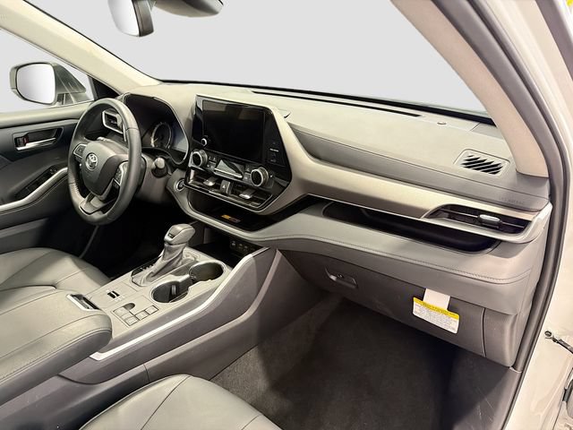 Certified 2025 Toyota Highlander XLE FWD image 25