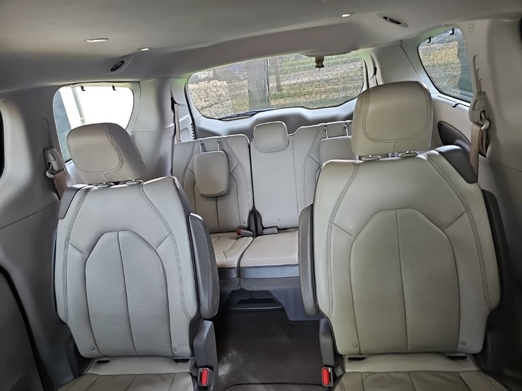 Used 2018 Chrysler Pacifica Touring-L Plus w/ Advanced Safetytec Group FWD image 14