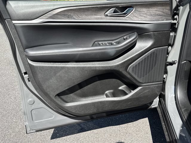 New 2027 Jeep Grand Cherokee Altitude RWD image 10