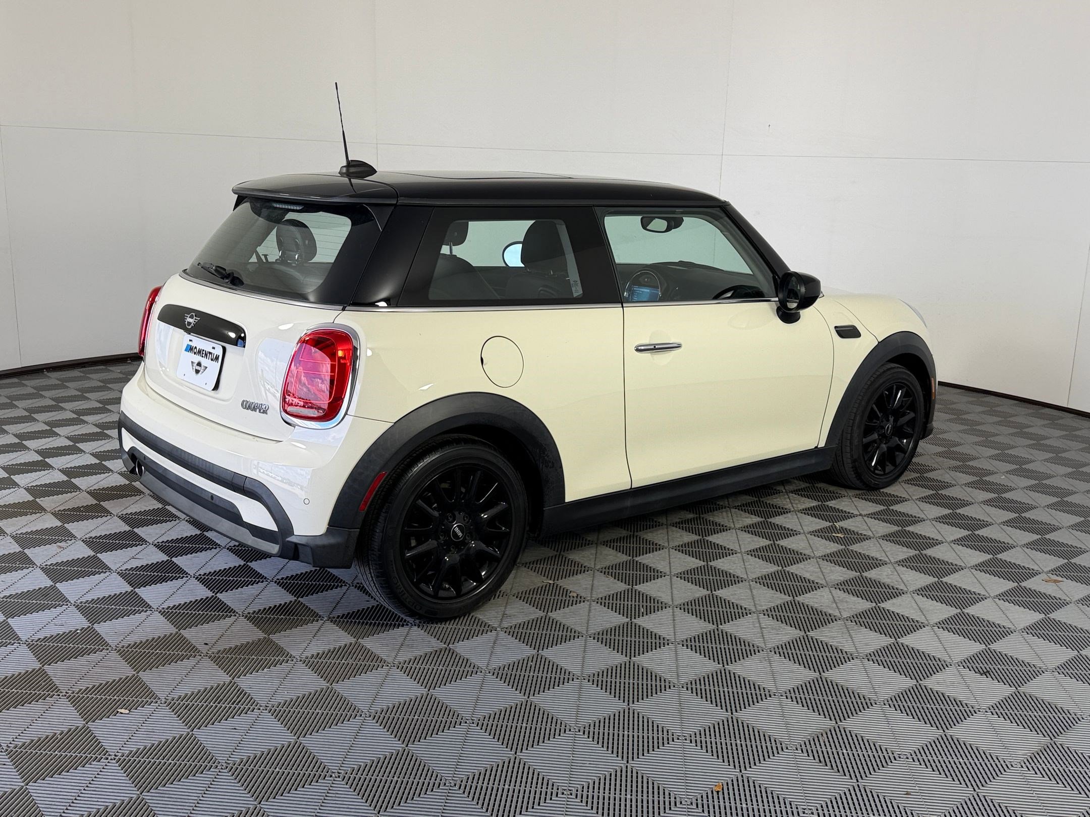 Used 2023 MINI Cooper 2-Door Hardtop image 9