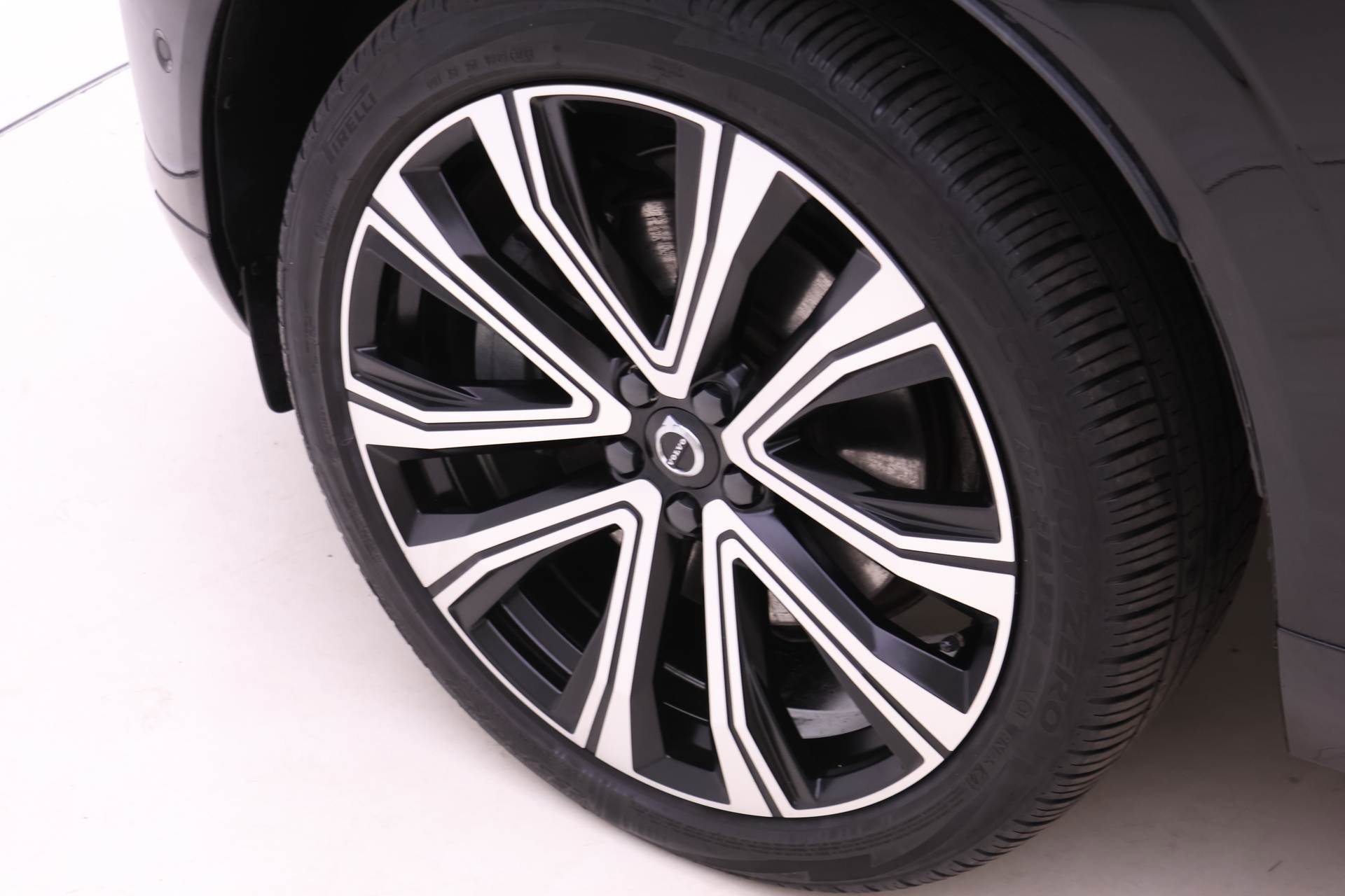 Certified 2023 Volvo XC60 B6 Ultimate w/ Protection Package Premier image 21