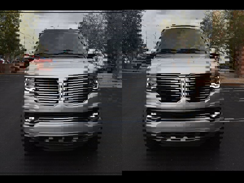 Used 2017 Lincoln Navigator Select image 8
