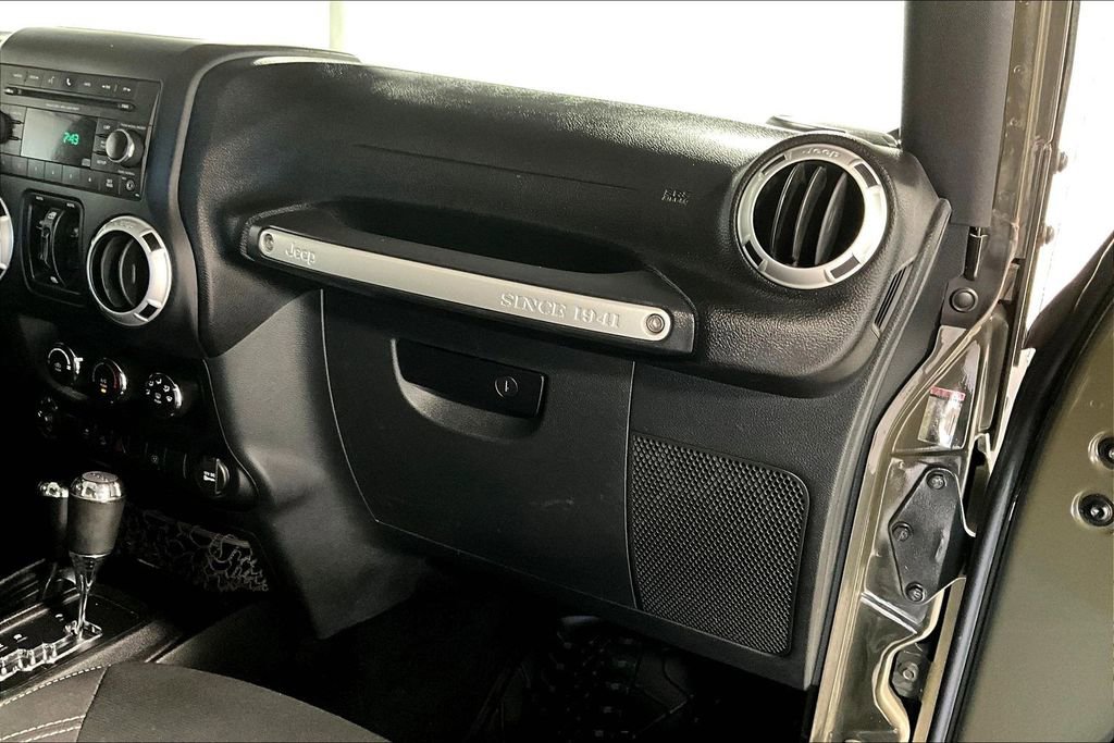 Used 2016 Jeep Wrangler Unlimited Rubicon w/ Connectivity Group image 19