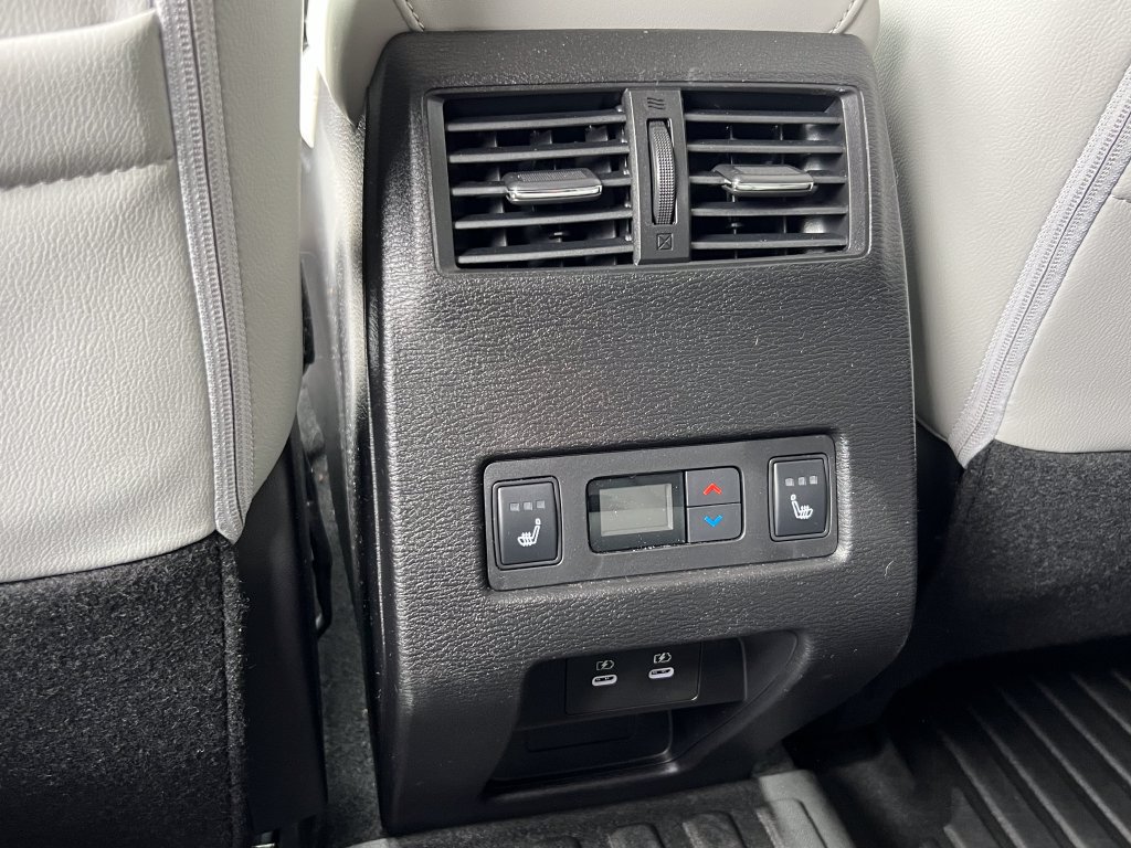 Used 2025 Mitsubishi Outlander AWD image 13