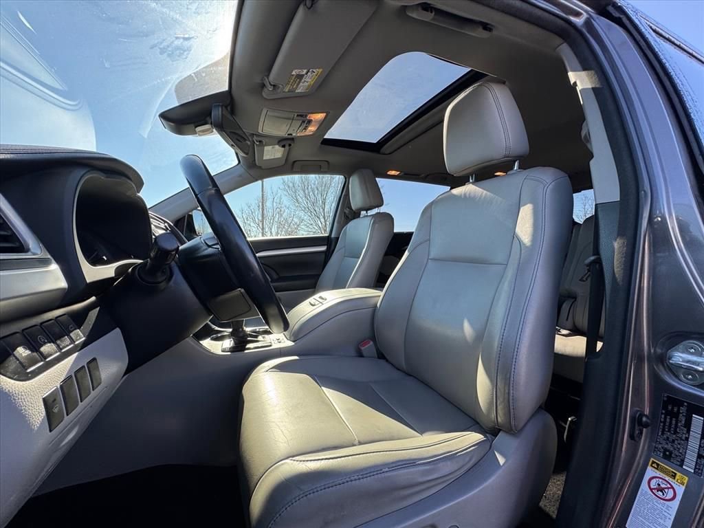 Used 2018 Toyota Highlander XLE image 16