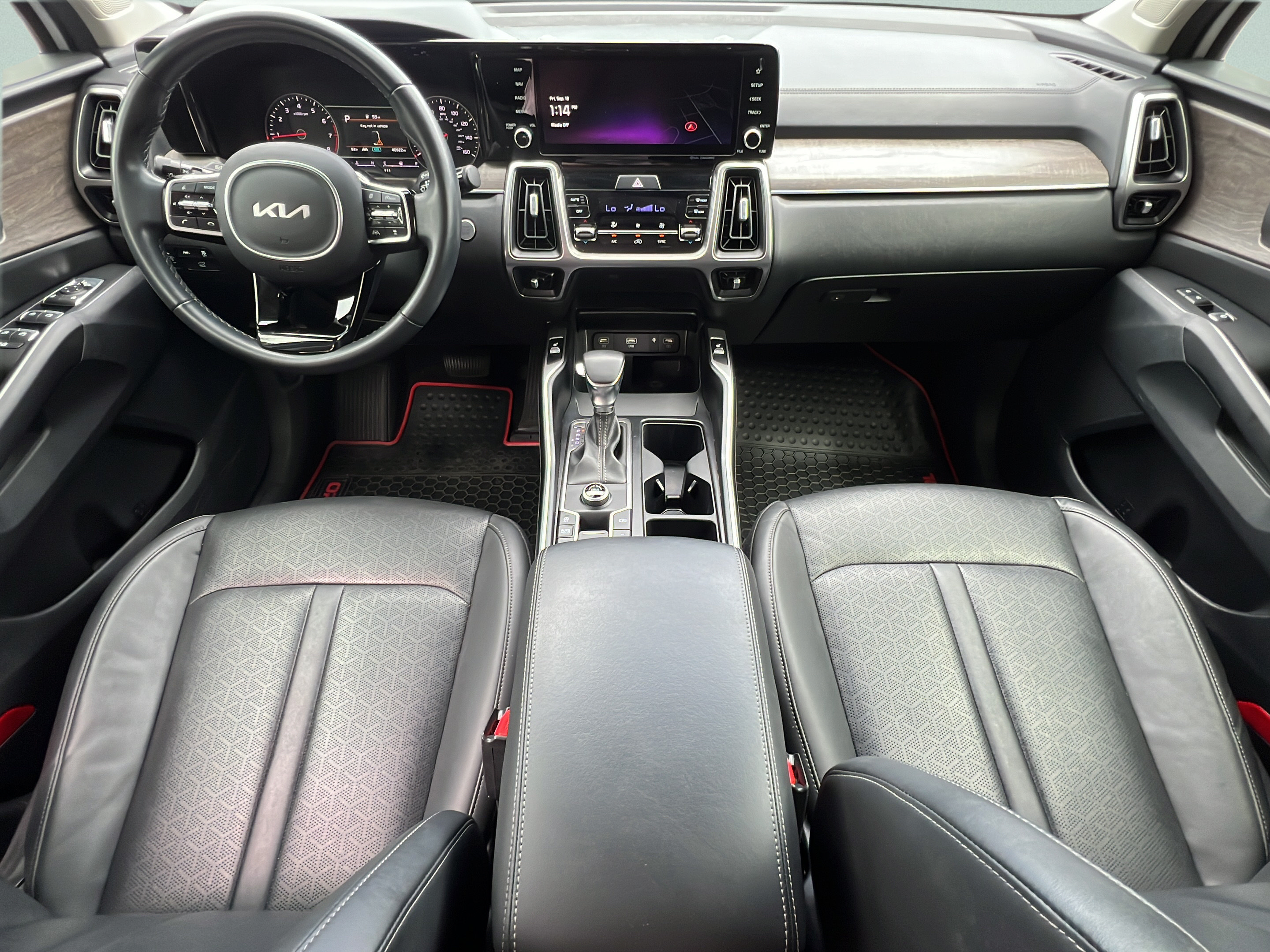 Used 2023 Kia Sorento EX w/ Panoramic Sunroof Package FWD image 12
