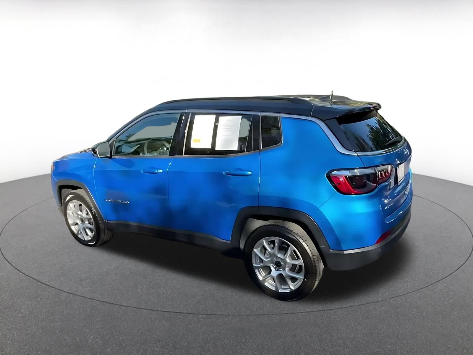 Used 2025 Jeep Compass Limited AWD/4WD image 9