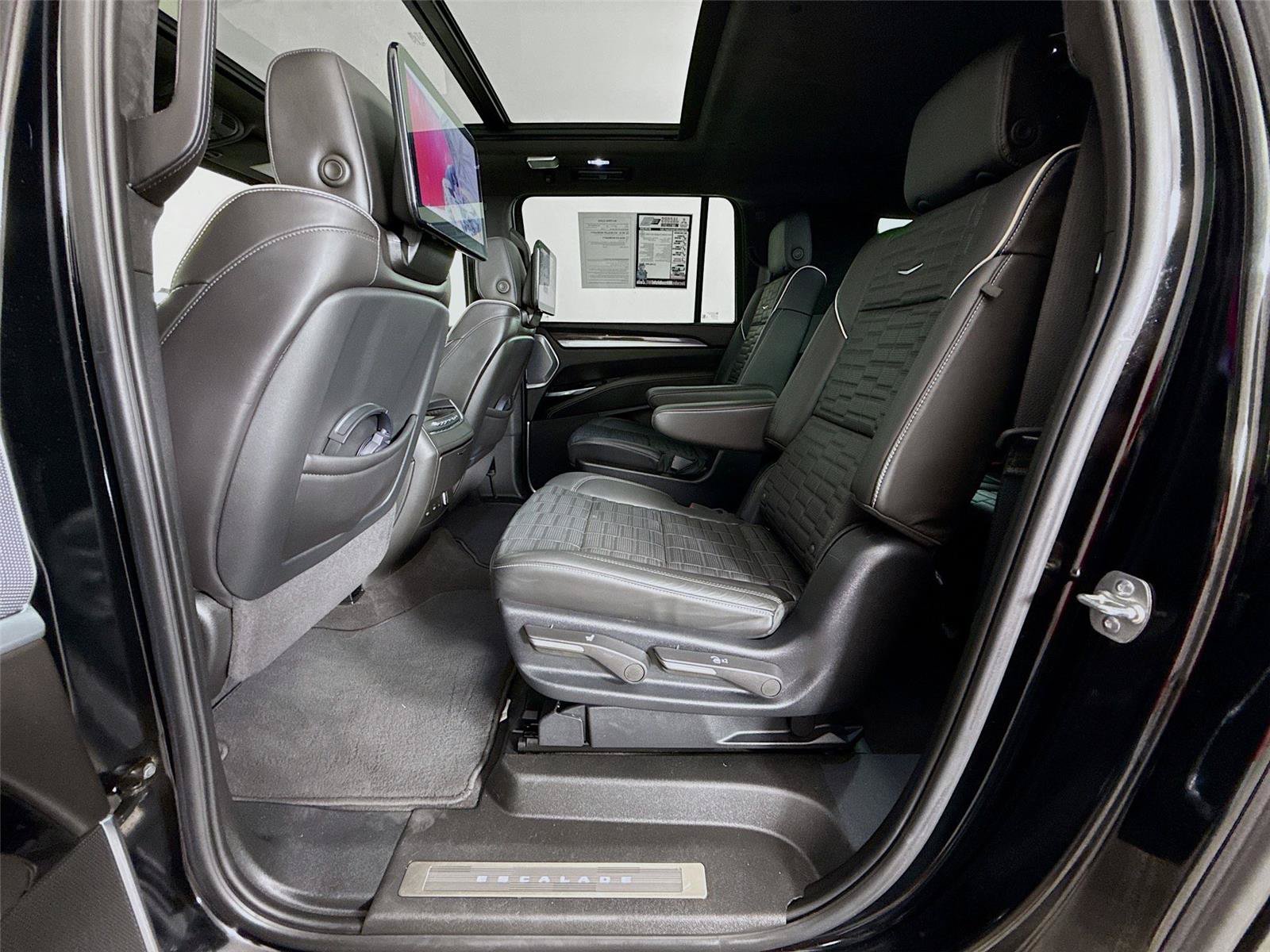 Used 2025 Cadillac Escalade ESV V AWD/4WD image 21