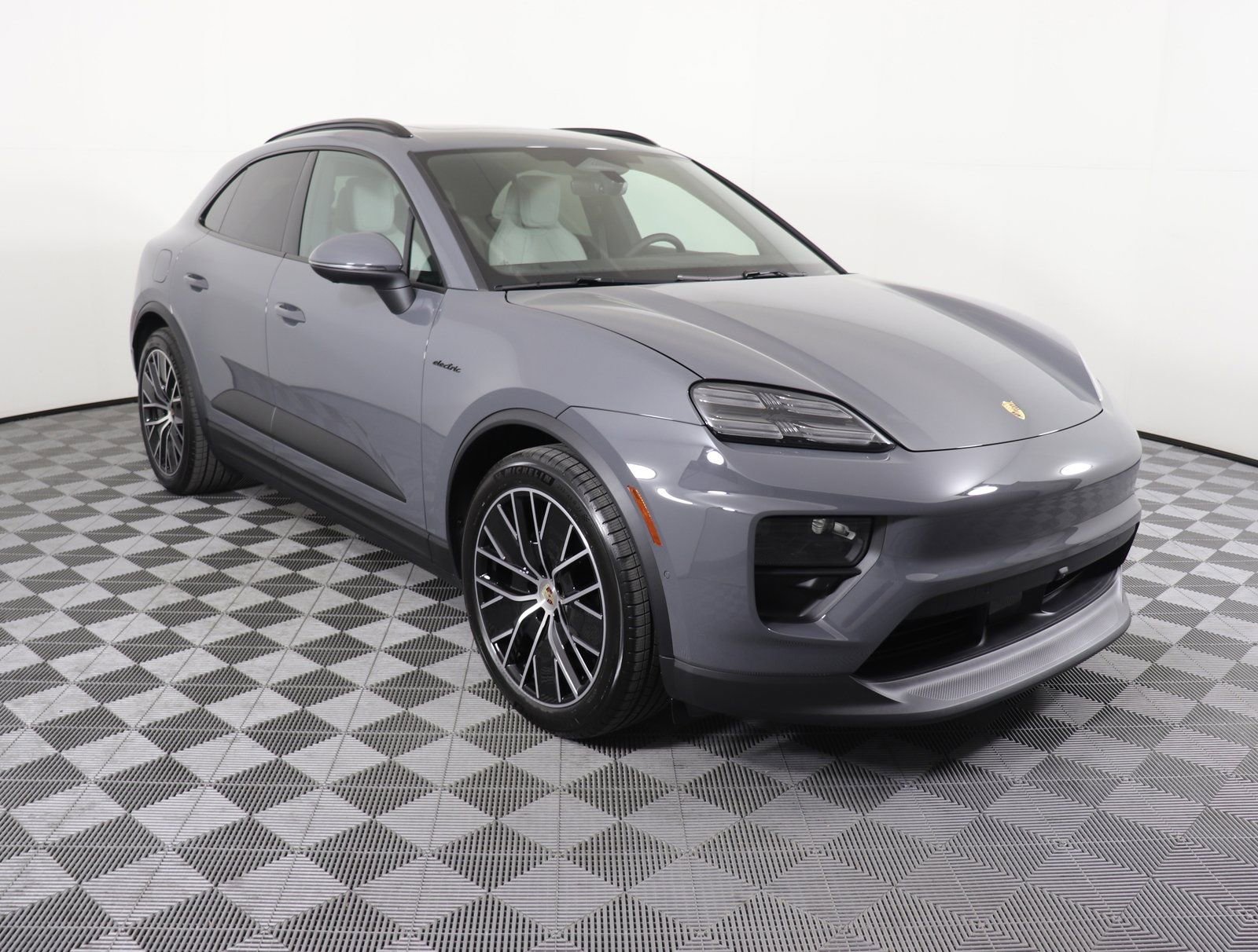 Certified 2025 Porsche Macan Electric RWD image 9