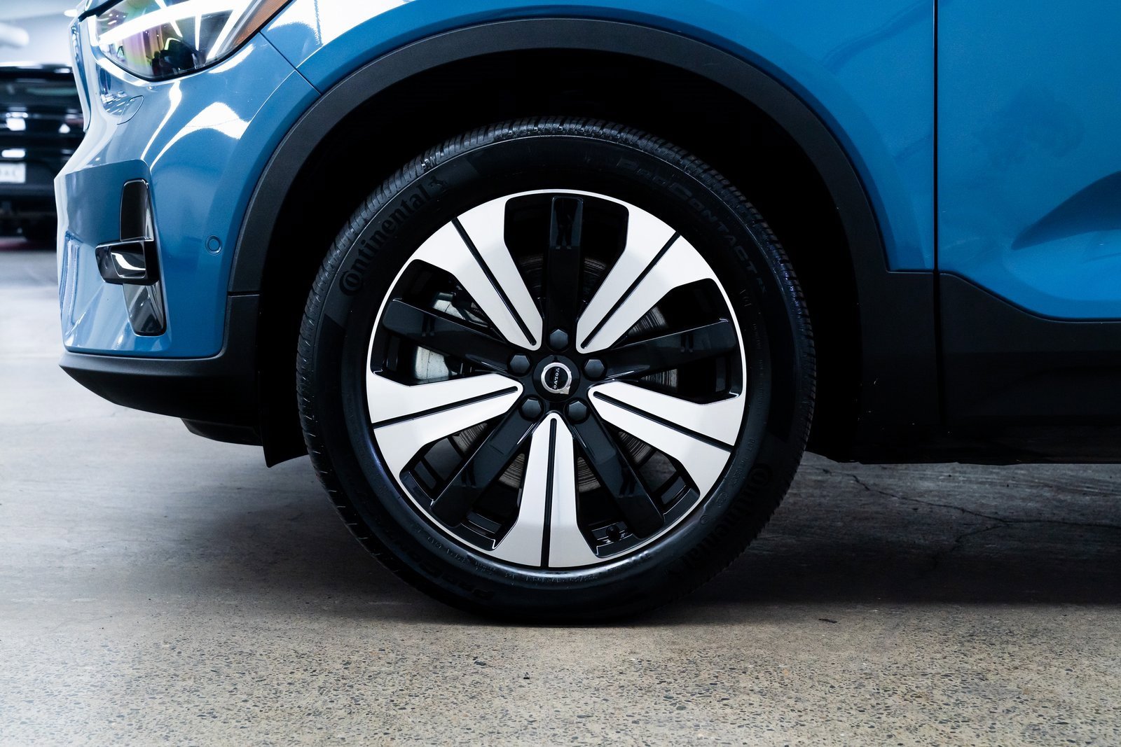 Used 2023 Volvo C40 P8 Recharge Plus w/ Climate Package image 7