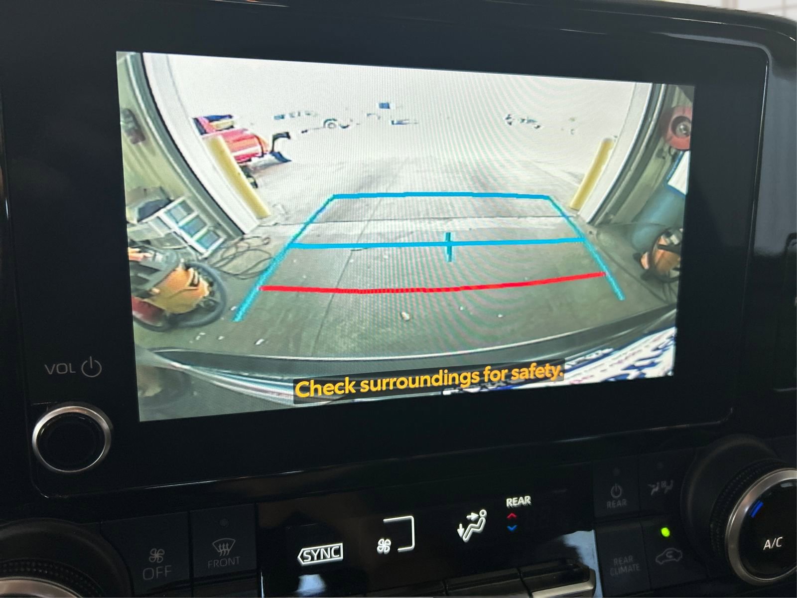 Used 2023 Toyota Highlander LE AWD/4WD image 25